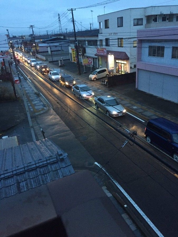 【画像】命の危機が迫ってても道交法をきちんと守って渋滞に並ぶ日本人